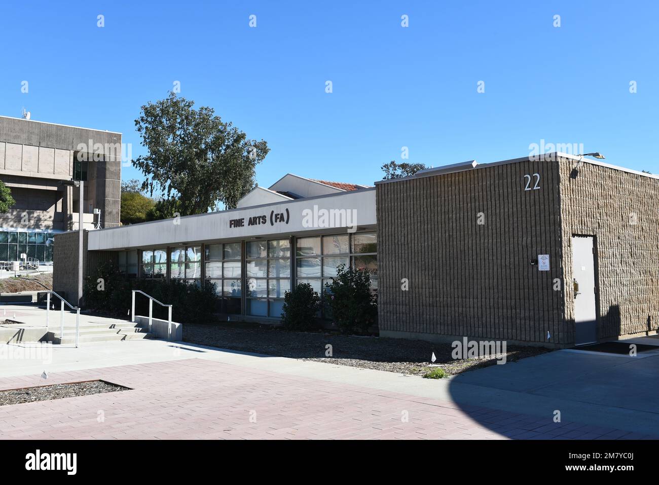 MISSION VIEJO, KALIFORNIEN - 8. JANUAR 2023: Fine Arts Building auf dem Campus des Saddleback College. Stockfoto