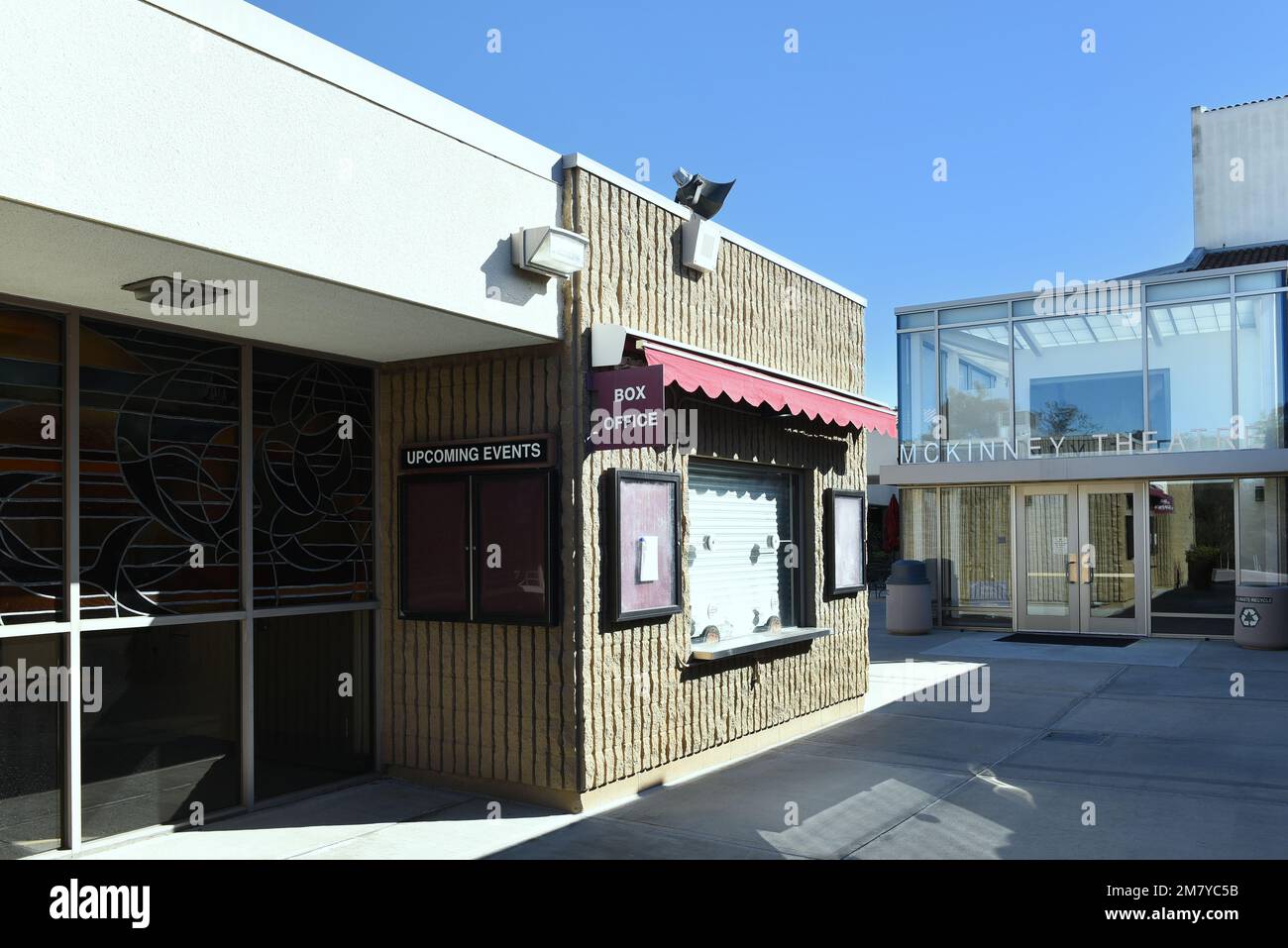 MISSION VIEJO, KALIFORNIEN - 8. JANUAR 2023: Das McKinney Theatre and Box Office im Fine Arts Complex auf dem Campus des Saddleback College. Stockfoto