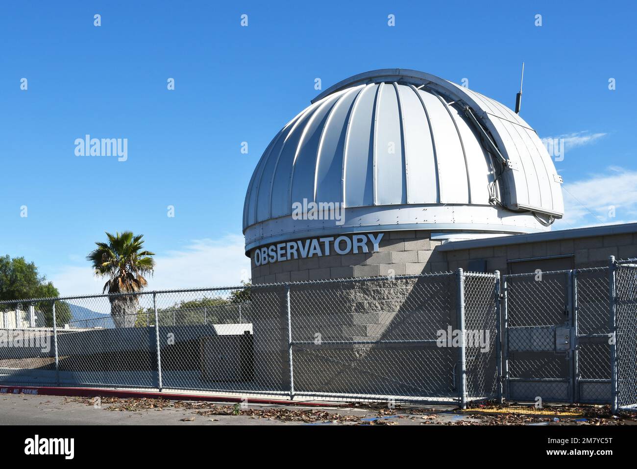 MISSION VIEJO, KALIFORNIEN - 8. JANUAR 2023: Observatorium auf dem Campus des Saddleback College. Stockfoto