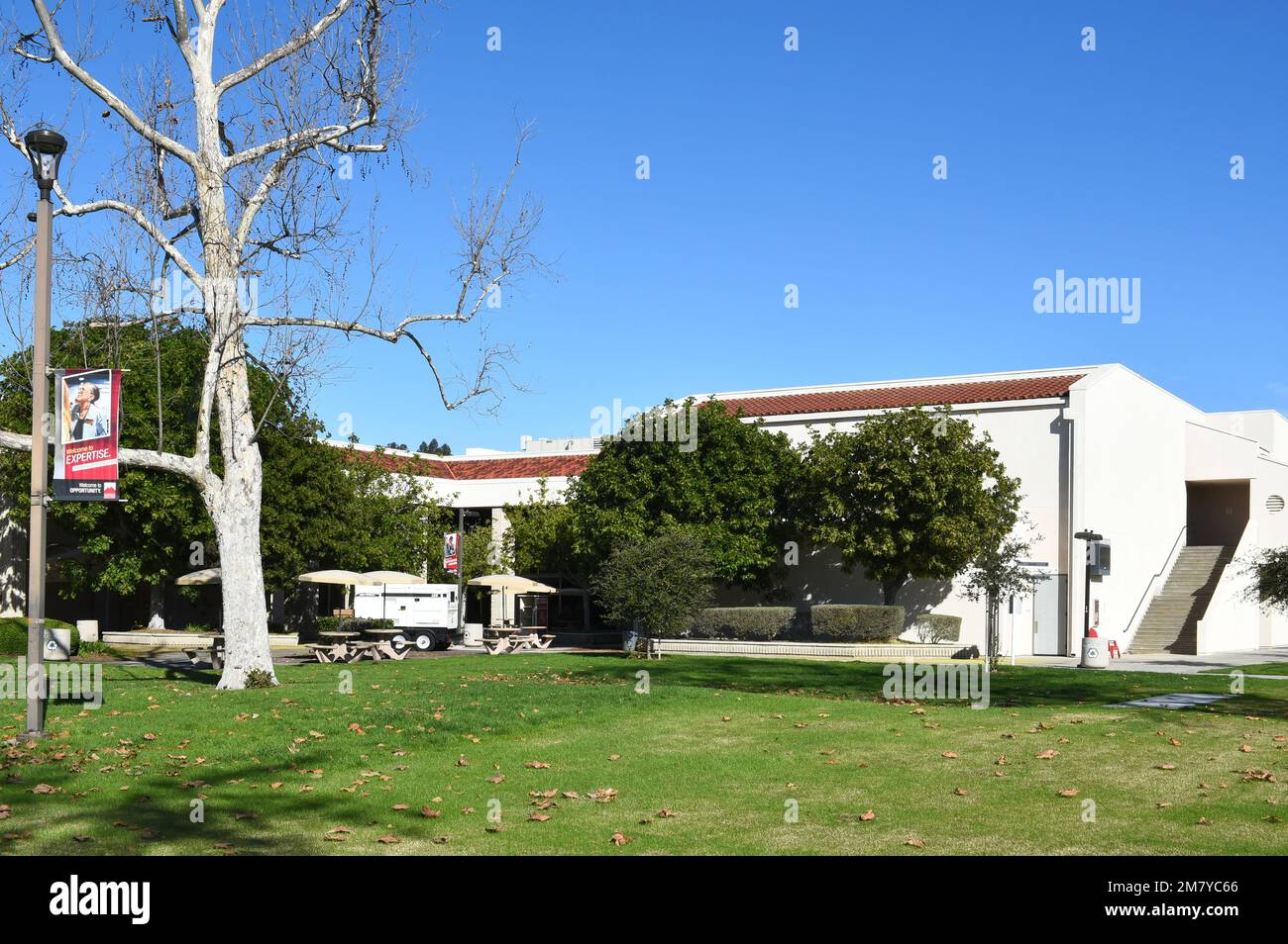 MISSION VIEJO, KALIFORNIEN - 8. JANUAR 2023: Business and General Studies Building auf dem Campus des Saddleback College. Stockfoto