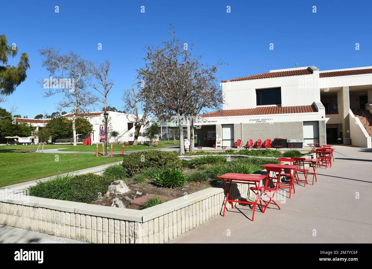 MISSION VIEJO, KALIFORNIEN - 8. JANUAR 2023: Student Services Center, Admissions and Records Building auf dem Campus des Saddleback College. Stockfoto