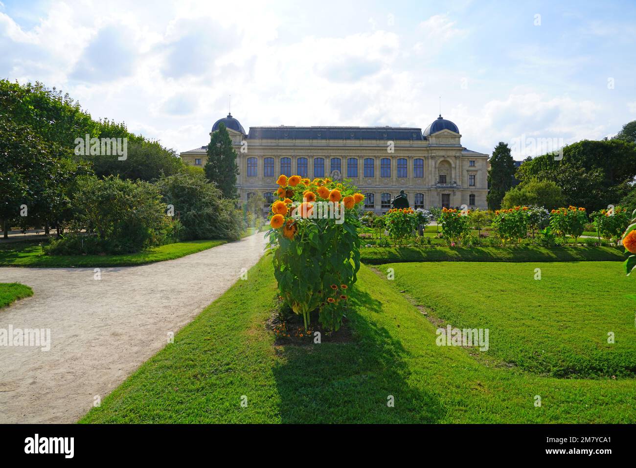 PARIS, FRANKREICH, -29. AUGUST 2022 - Blick auf den Jardin des Plantes, einen botanischen Garten im 5. Arrondissement von Paris. Es umfasst das Nationalmuseum Stockfoto