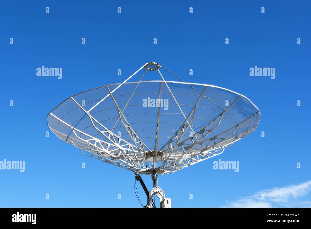 MISSION VIEJO, KALIFORNIEN - 8. JANUAR 2023: Satellitenschüssel im Observatorium auf dem Campus des Saddleback College. Stockfoto