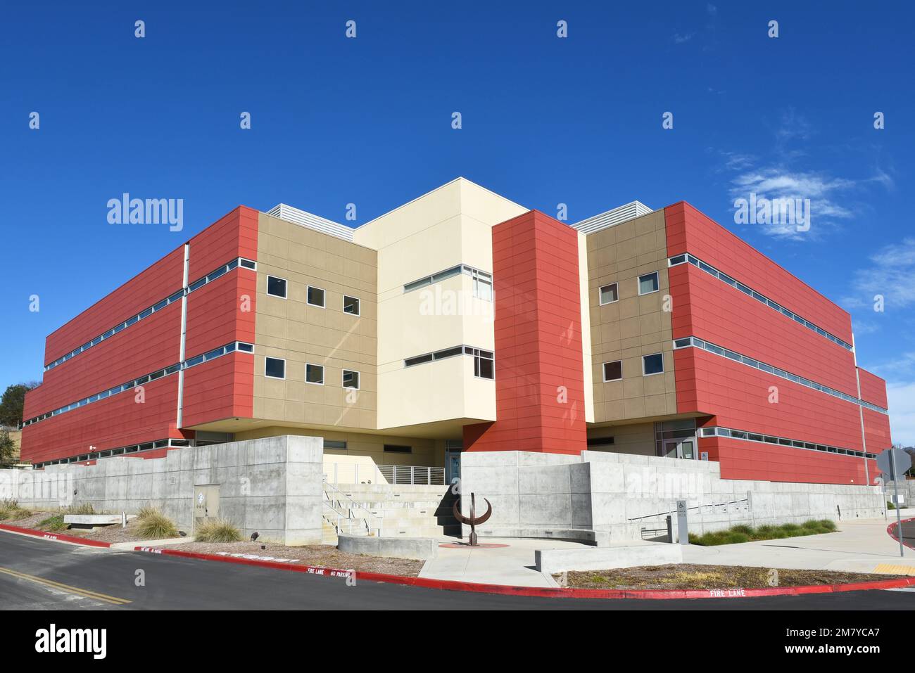 MISSION VIEJO, KALIFORNIEN - 8. JANUAR 2023: Science Building auf dem Campus des Saddleback College. Stockfoto