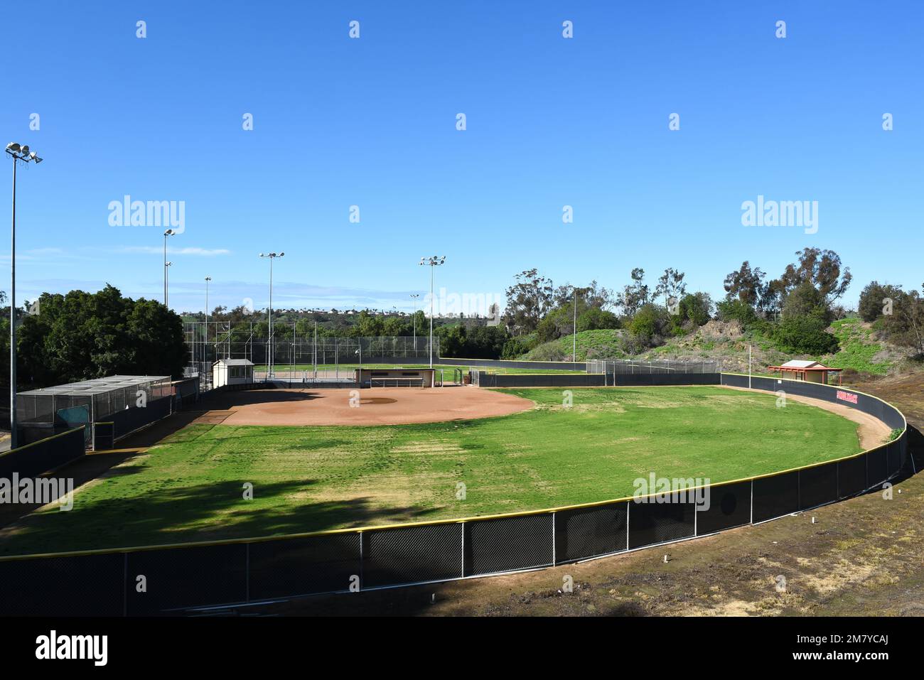 MISSION VIEJO, KALIFORNIEN - 8. JANUAR 2023: Softballfeld auf dem Campus des Saddleback College, Heimstadion der Gauchos. Stockfoto