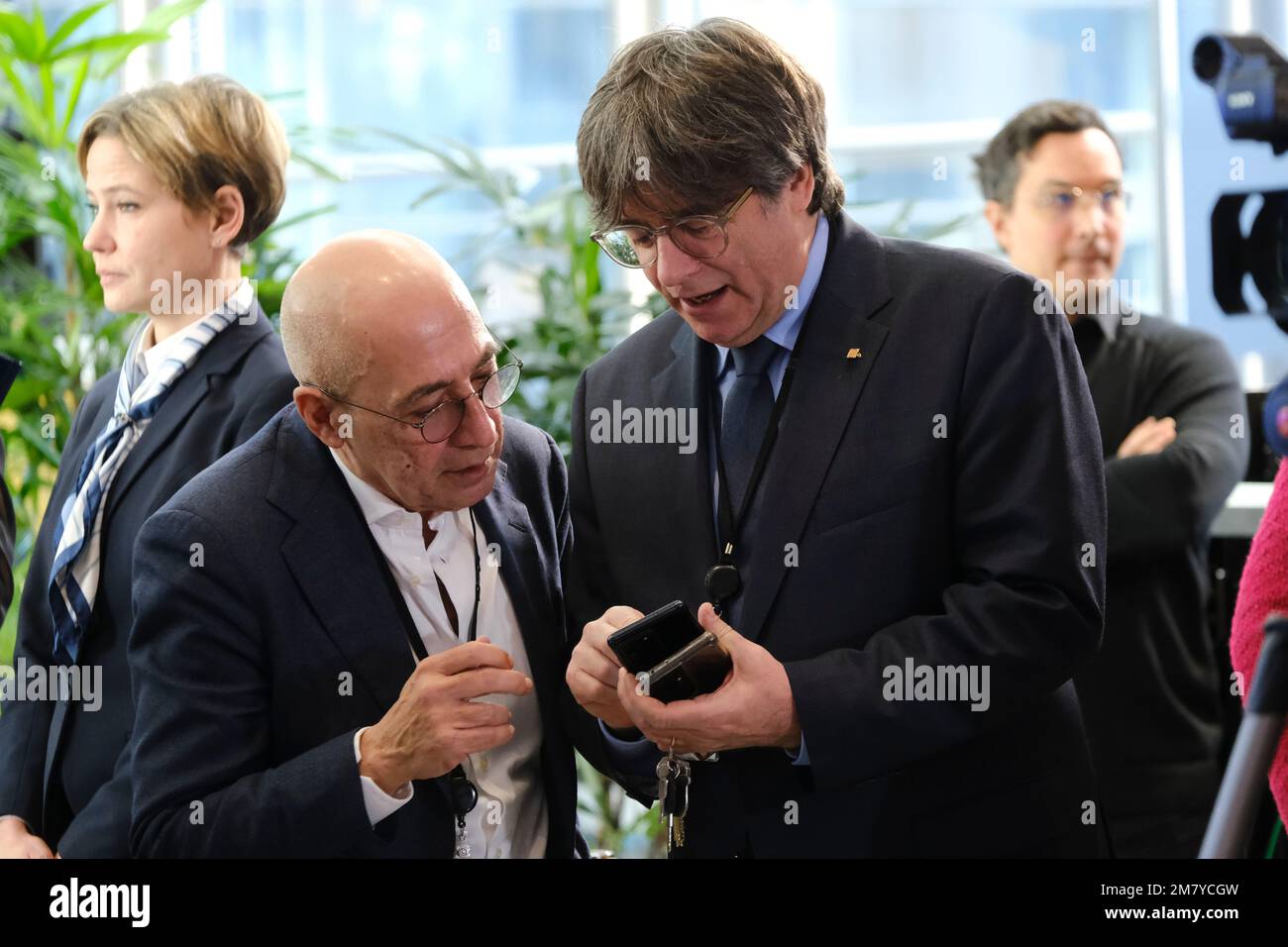 Brüssel, Belgien. 11. Januar 2023. Carles Puigdemont, Mitglied des Europäischen Parlaments, anlässlich einer Hommage an David SASSOLI, den ehemaligen Präsidenten des Europäischen Parlaments (2019-2022), am 11. Januar 2023 in Brüssel, Belgien. Kredit: ALEXANDROS MICHAILIDIS/Alamy Live News Stockfoto