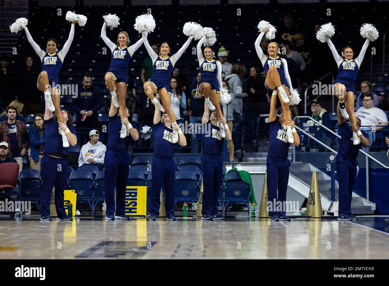 10. Januar 2023: Die Cheerleader von Notre Dame treten während des NCAA-Basketballspiels zwischen den Georgia Tech Yellow Jackets und der Notre Dame Fighting Irish im Purcell Pavilion im Joyce Center in South Bend, Indiana, auf. Notre Dame besiegte Georgia Tech 73-72 in Überstunden. John Mersits/CSM. Stockfoto