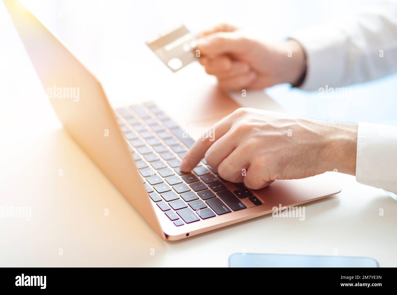 Bei Einkäufen über das Internet und Bezahlung von Services wird eine Kreditkarte gekauft. Geben Sie mit den Händen Text und Daten über die Tastatur des Laptops ein. Ein Büroangestellter überprüft Hi Stockfoto