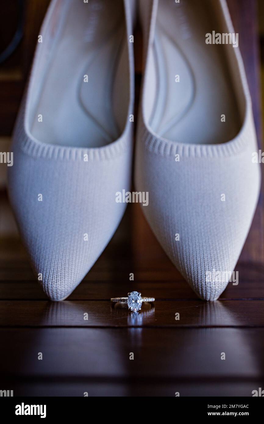Kenia Hochzeit Bilder Einrichtung Rigs Zubehör Details Essen Hochzeitskleid Kleider Paar Braut Ringe Schuhe draußen drinnen wild Bushepic Stockfoto