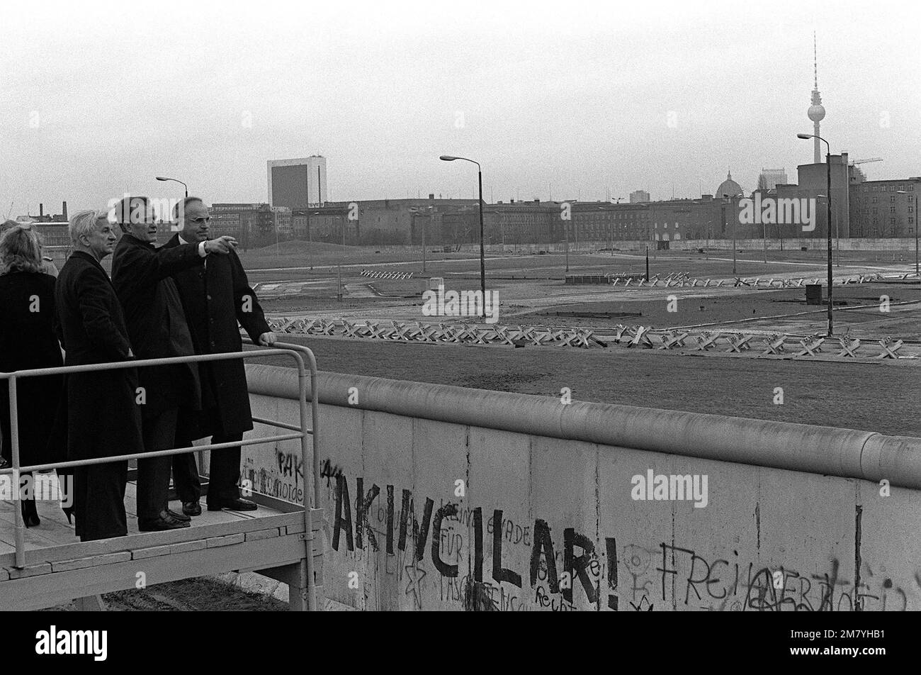 Vizepräsident George Bush blickt auf seiner Stadtrundfahrt über die Berliner Mauer in Ostberlin. Er wird von Bürgermeister von Weizacker und Kanzler Kohl begleitet. Basis: Westberlin Land: Deutschland / Deutschland (DEU) Stockfoto