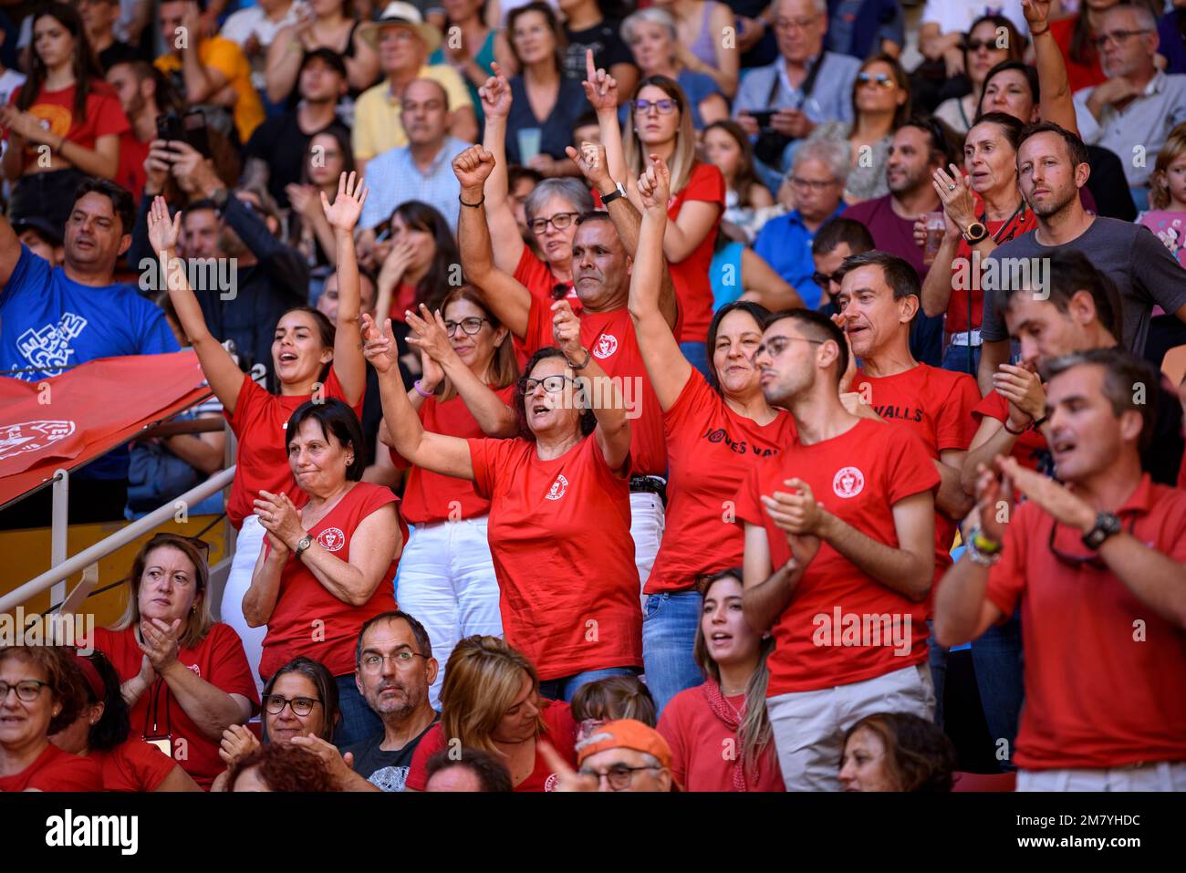 Concurs de Castells de Tarragona 2022 (Wettbewerb Tarragona Castells). Sonntagswettbewerb. Zuschauer auf der Tribüne (Tarragona, Katalonien, Spanien) Stockfoto