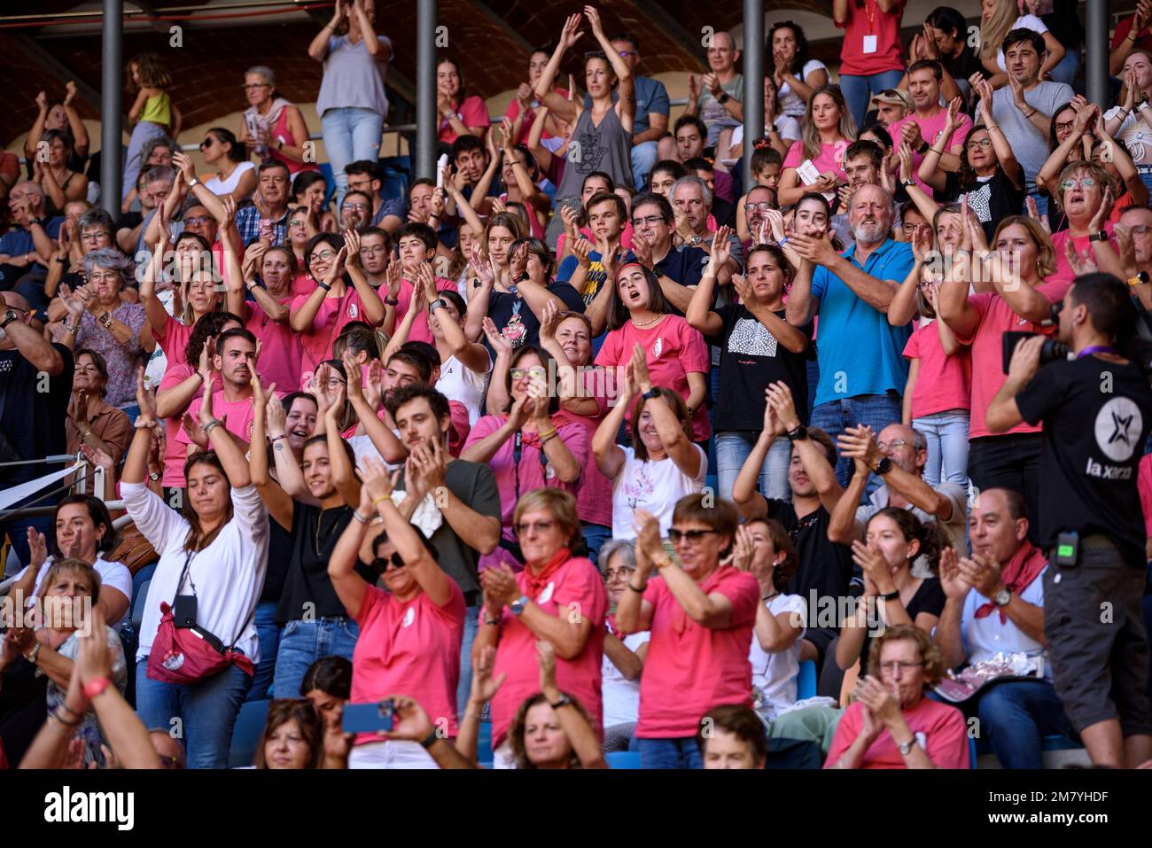 Concurs de Castells de Tarragona 2022 (Wettbewerb Tarragona Castells). Sonntagswettbewerb. Zuschauer auf der Tribüne (Tarragona, Katalonien, Spanien) Stockfoto