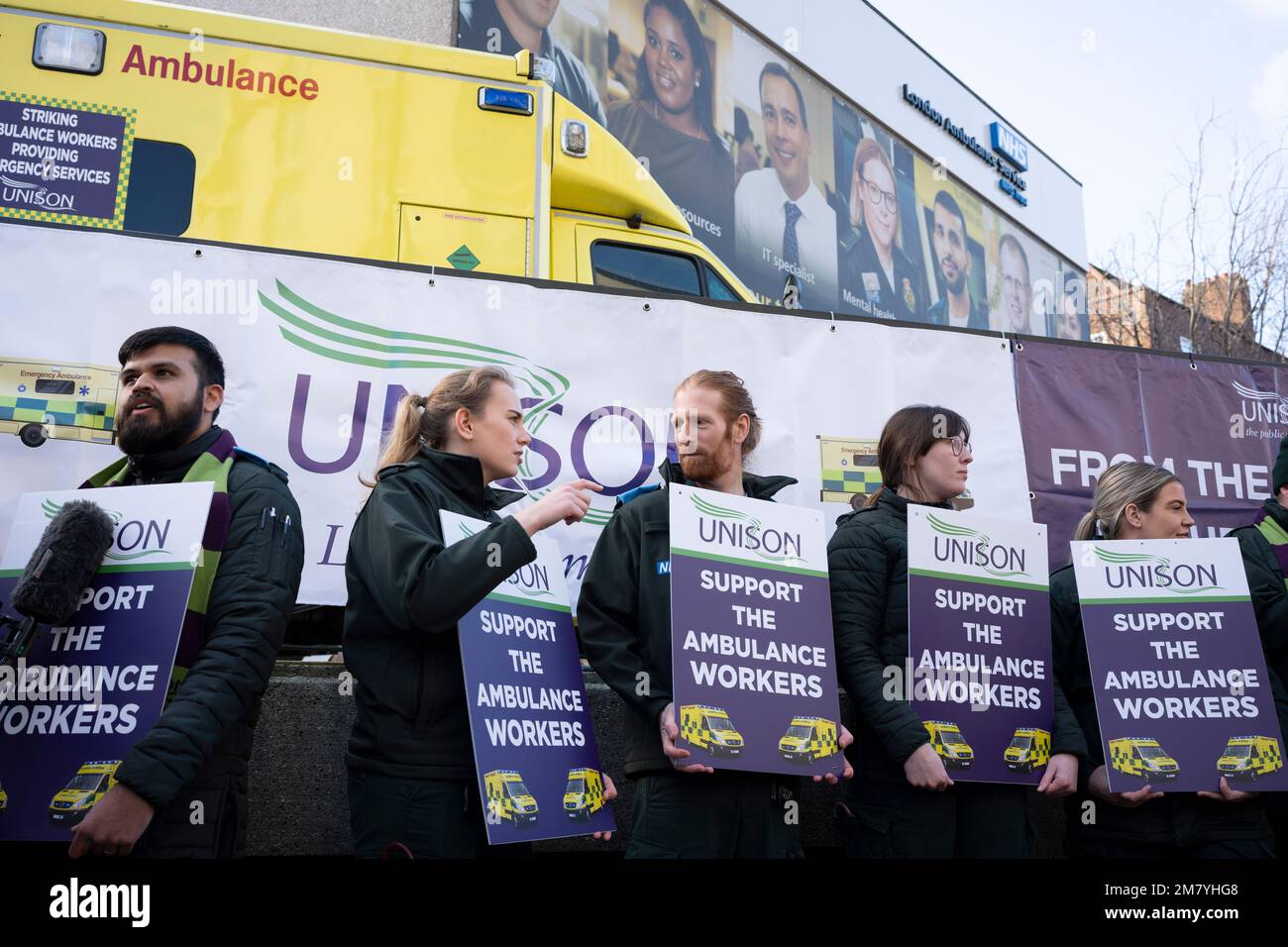 NHS (National Health Service) Krankenwagen Mitarbeiter der Gewerkschaft Unison, führen einen weiteren eintägigen Streik auf einer Streiklinie vor dem Hauptsitz des London Ambulance Service in Waterloo, am 11. Januar 2023, in London, England. Zwanzigtausend Arbeiter sind heute in England und Wales gegangen, werden aber immer noch lebensbedrohliche Notrufe beantworten. Stockfoto