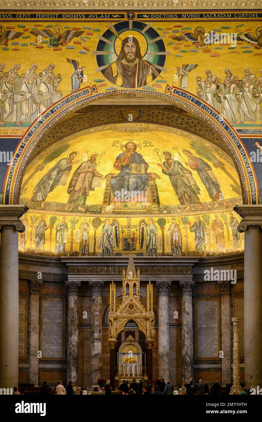 Rom. Italien. Basilika St. Paul vor den Mauern (Basilika Papale di San Paolo fuori le Mura). Apse Mosaik und Triumphbogen. Stockfoto