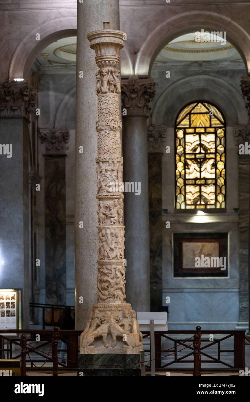 Rom. Italien. Basilika St. Paul vor den Mauern (Basilika Papale di San Paolo fuori le Mura). Paschal-Kerzenhalter aus dem 12. Jahrhundert, der Nic zugeschrieben wurde Stockfoto