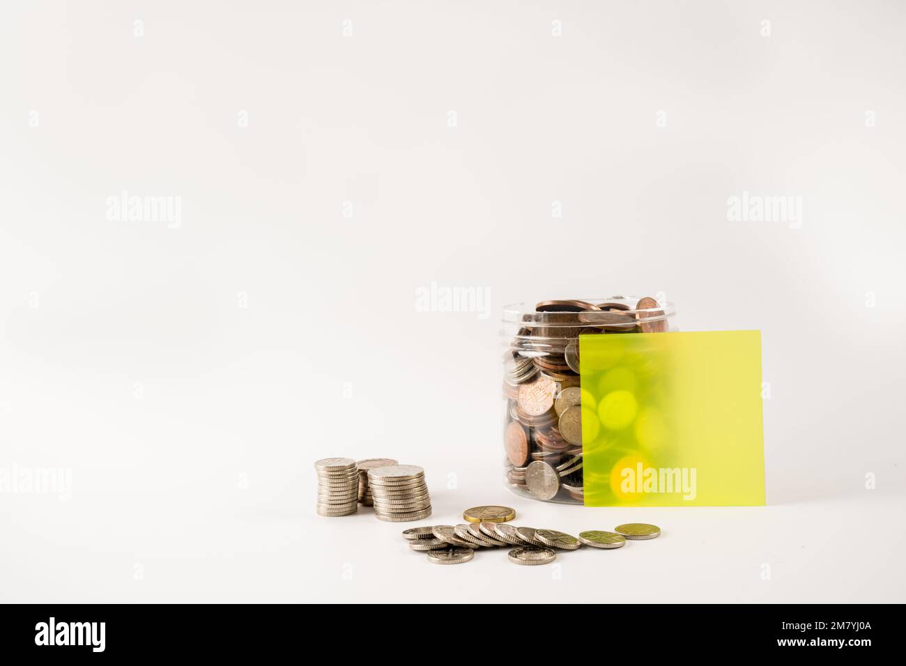 Haushaltsbudget- und Sparbuchmodell isoliert auf weißem Hintergrund Stockfoto