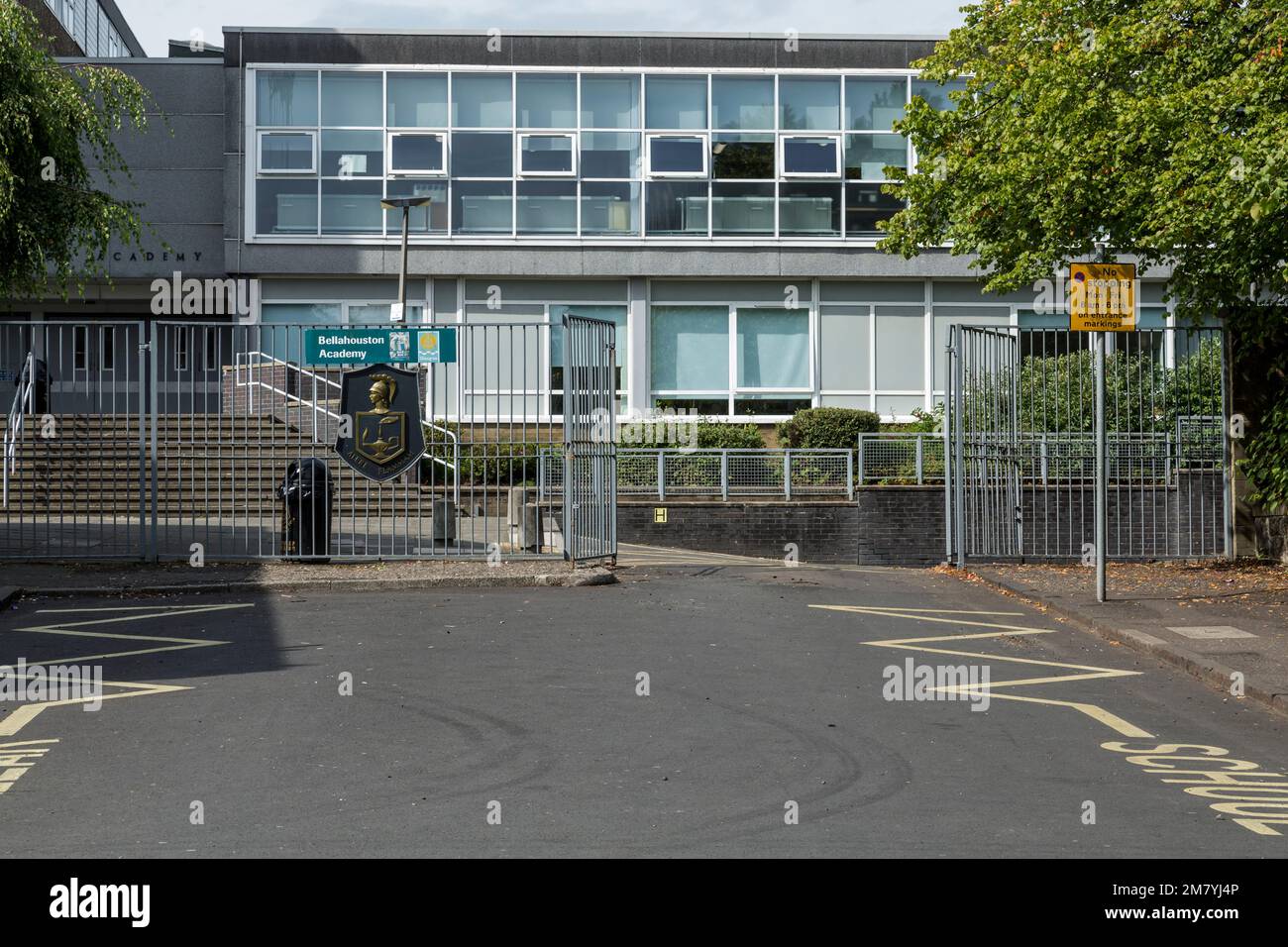 Die Bellahouston Academy, eine staatlich organisierte, nicht konfessionsgebundene und kopädagogische Sekundarschule in Glasgow, Schottland, Großbritannien und Europa Stockfoto