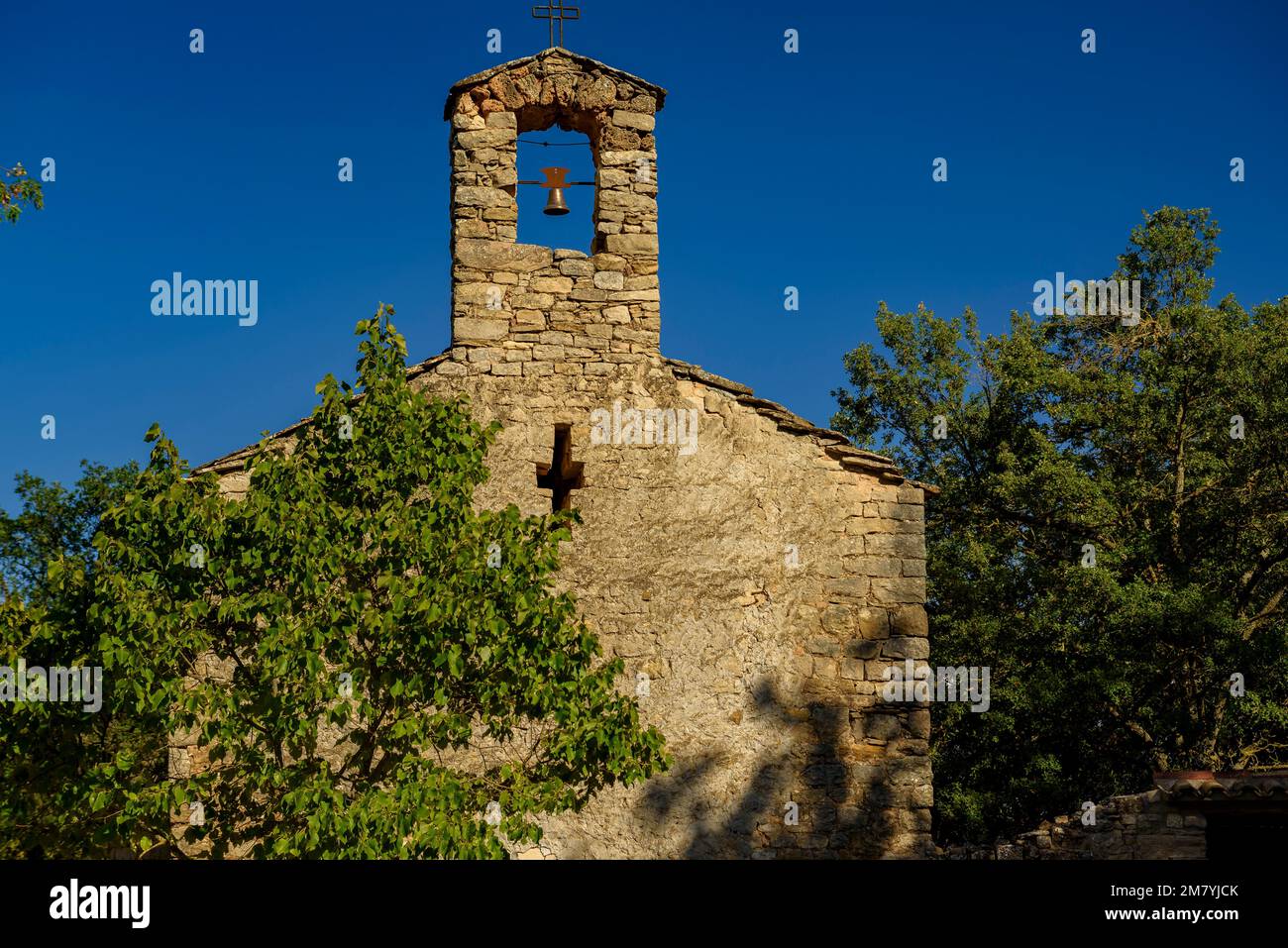 Eremitage von Sant Bartomeu de la Vall d'Ariet, am Fuße des Berges Sant Mamet, nahe Baldomar, Artesa de Segre (Lleida, Katalonien, Spanien) Stockfoto