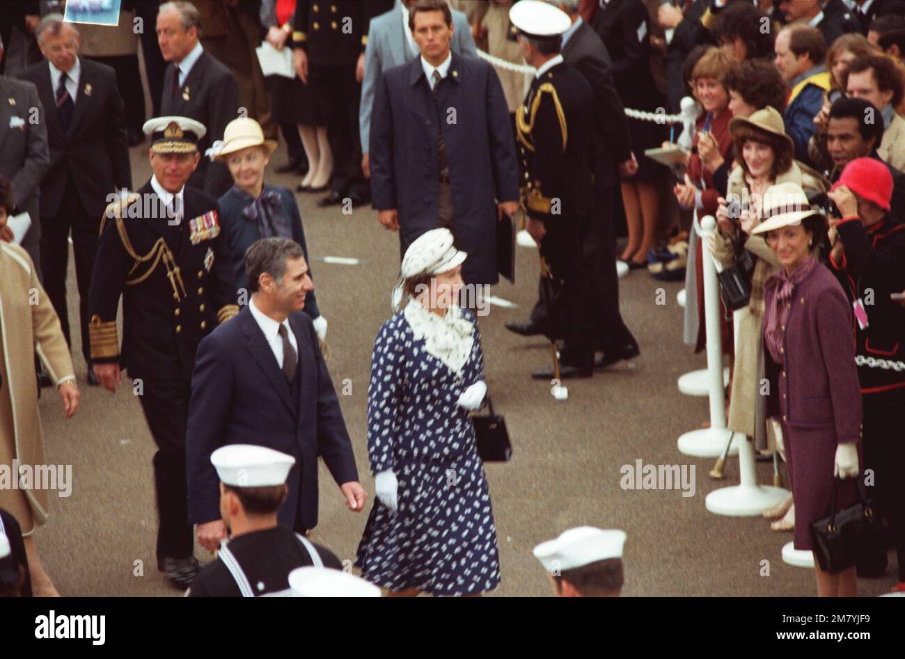 Königin Elizabeth II. Und Prinz Philip spazieren entlang des Broadway Pier nach der Ankunft an Bord von HMY BRITANIA während eines Besuchs an der Westküste. (Unterdurchschnittliches Bild). Basis: San Diego Staat: Kalifornien (CA) Land: Vereinigte Staaten von Amerika (USA) Stockfoto