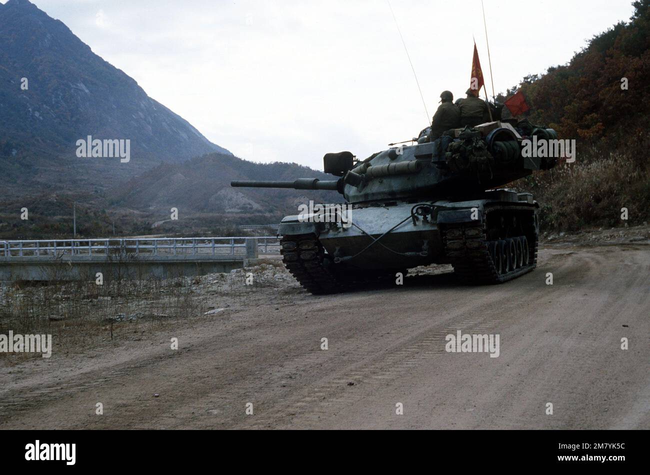 Ein M60A1-Hauptwaffenpanzer der Kompanie C, 1.-Raupenfahrzeug-Bataillon, nimmt während der Operation BÄRENJAGD '84 an einer Feuerübung auf der Chip-o-ri Range Teil. Betrifft Operation/Serie: BÄRENJAGD '84 Land: Republik Korea (KOR) Stockfoto