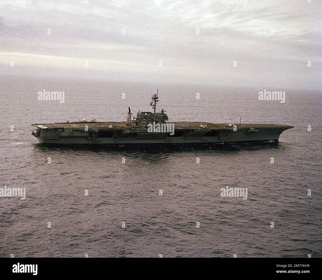 Eine Luftsteuerbordseitenansicht des Flugzeugträgers USS KITTY HAWK (CV 63). Basis: USS Kitty Hawk (CV 63) Stockfoto