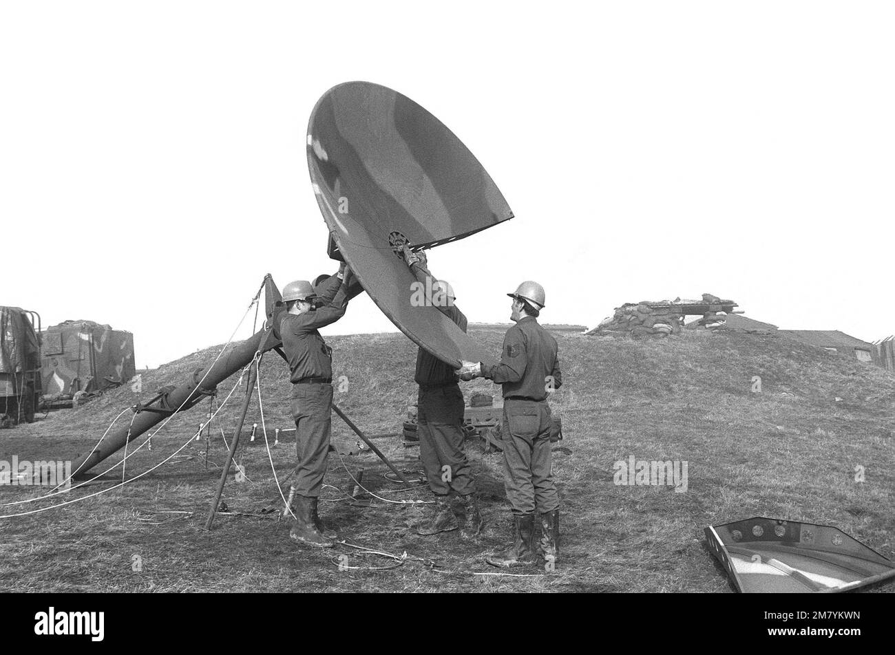 Mitglieder des taktischen Kontrollflugs 636., stationiert in Wanna, richteten eine TRC-97A-Parabolantenne im Rockenhausen-Trainingsbereich ein. Land: Bundesrepublik Deutschland Stockfoto