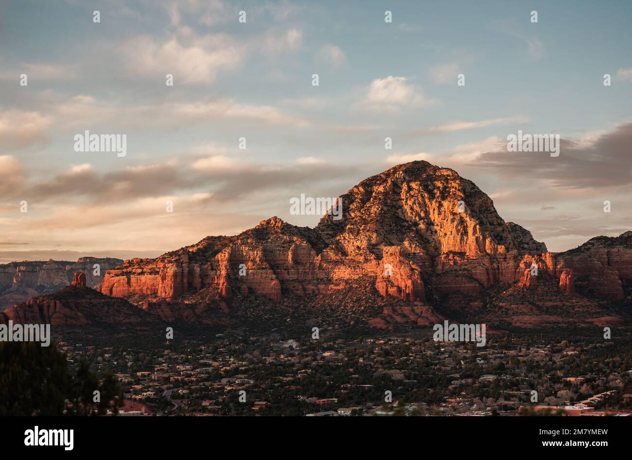 Sedona ist eine Stadt in Arizona, umgeben von roten Felsenmauern