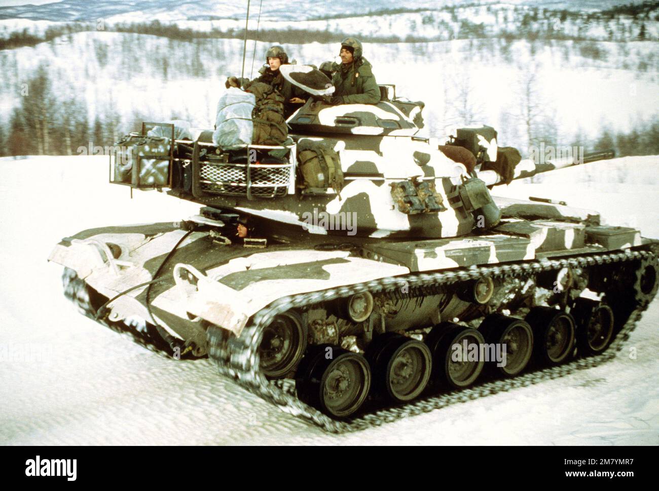 Marines aus dem 2. Panzerbattaillon, 2. Marine Division, manövrieren mit dem 60 Hauptpanzer über das arktische Gelände während der Übung kalter Winter '83. Betreff Betrieb/Serie: KALTER WINTER '83 Land: Norwegen (NOR) Stockfoto