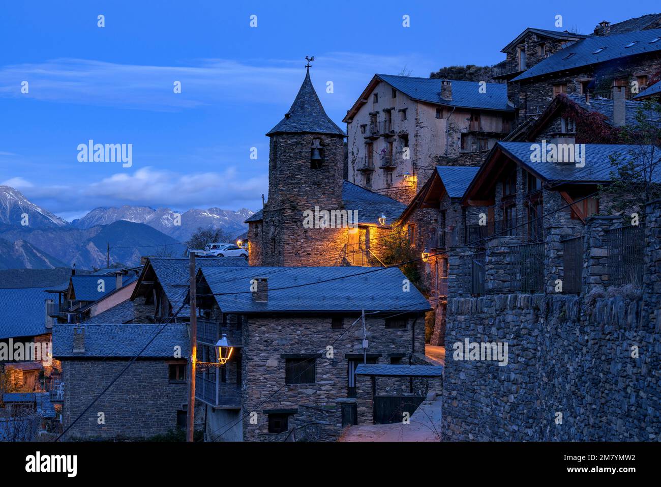 Nacht und blaue Stunde im kleinen Dorf Farrera, in Coma de Burg (Pallars Sobirà, Lleida, Katalonien, Spanien, Pyrenäen) Stockfoto
