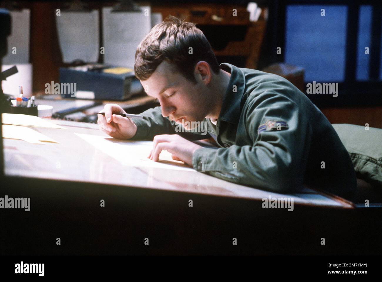 A1c Tim Johnson von Einheit 15, 30. Wetterschwadron, stellt eine Wetterkarte während der Trainingsübung Team Spirit '83 aus. Subjekt Operation/Serie: TEAMGEIST '83 Land: Südkorea Stockfoto