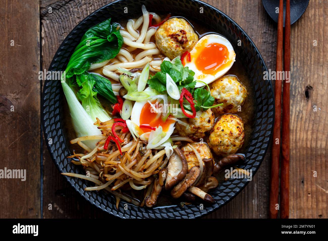 Ramen-Suppe mit Fleischbällchen und udon-Nudeln Stockfoto