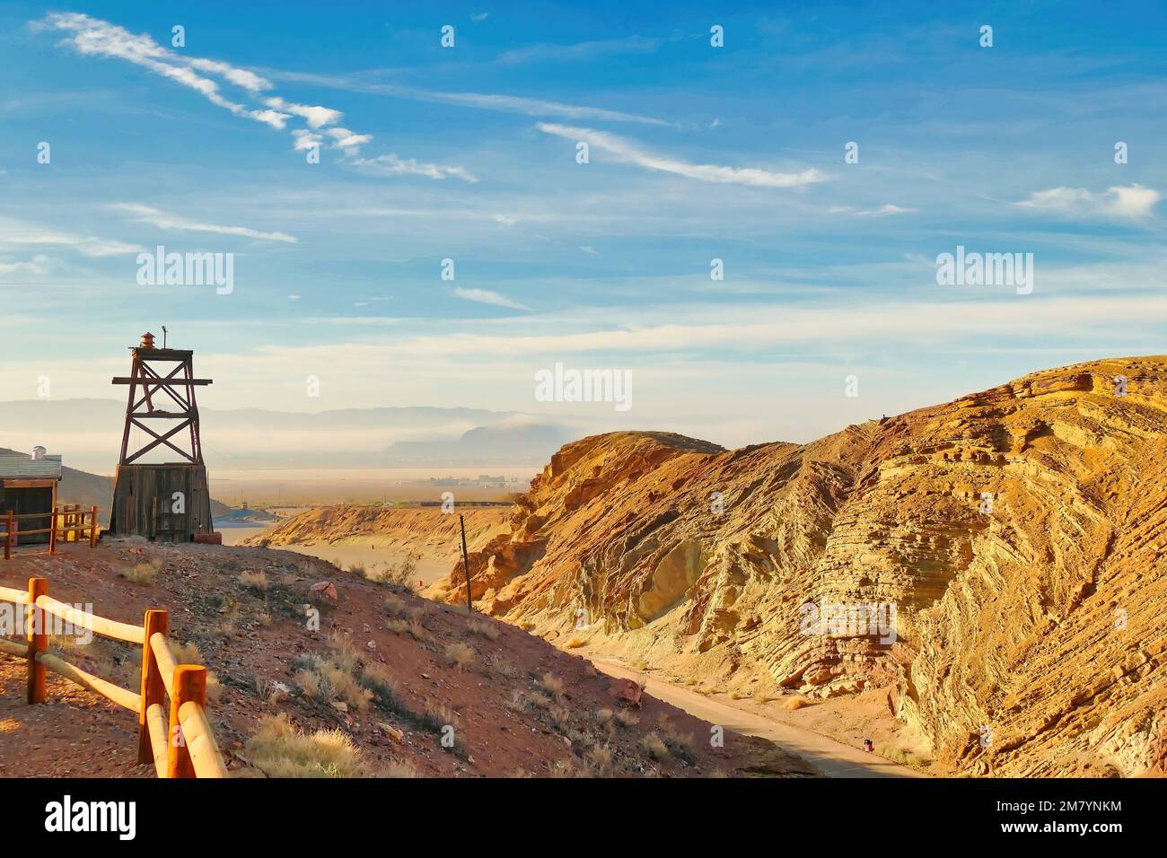 Die Straße führt in die ehemalige Silberberbergbaustadt Calico in der Mojave-Wüste, Kalifornien, USA Stockfoto