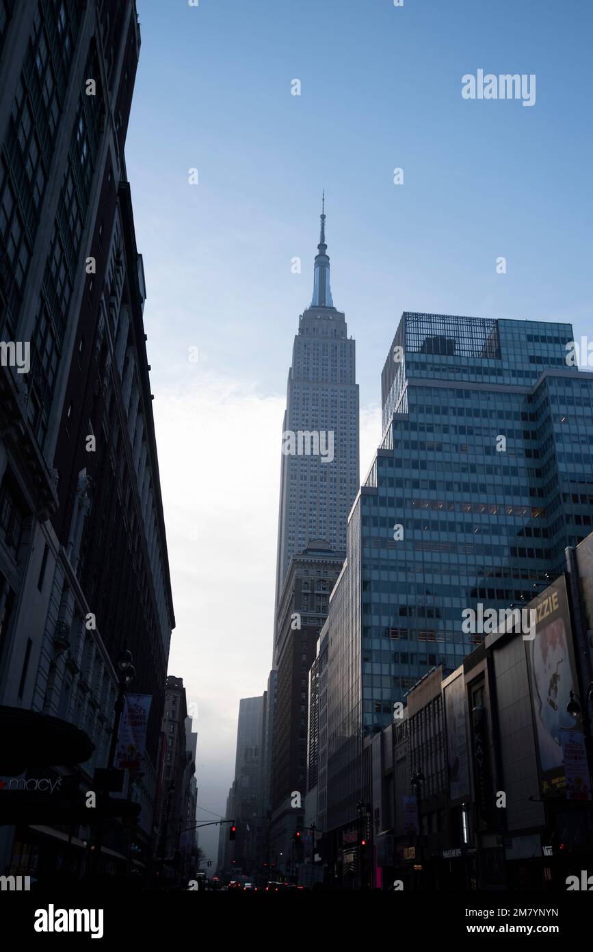 Stimmungsvoller Blick auf das Empire State Building in der 34. Street, Midtown Manhattan, New York, USA Stockfoto