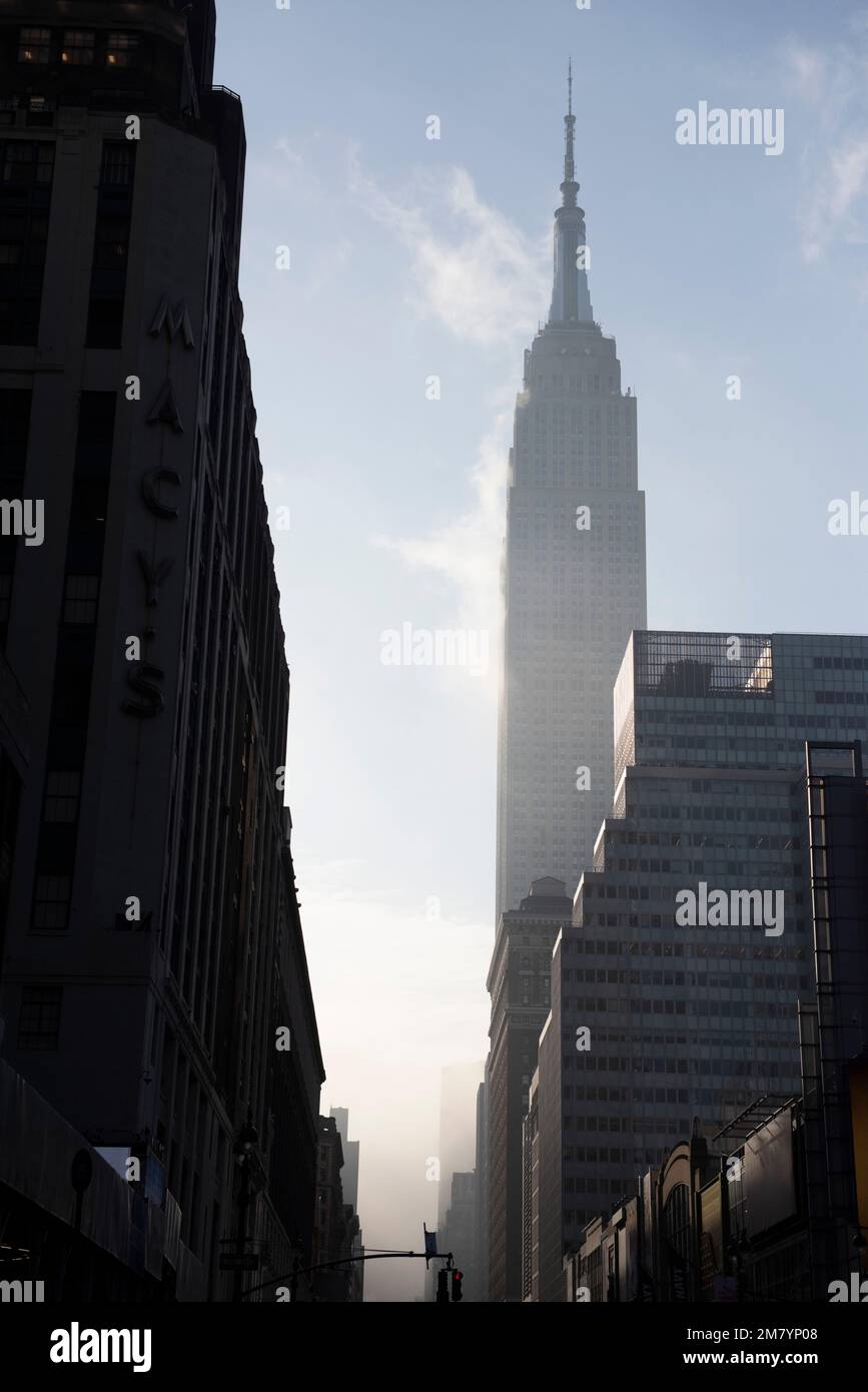 Stimmungsvoller Blick auf das Empire State Building in der 34. Street, Midtown Manhattan, New York, USA Stockfoto