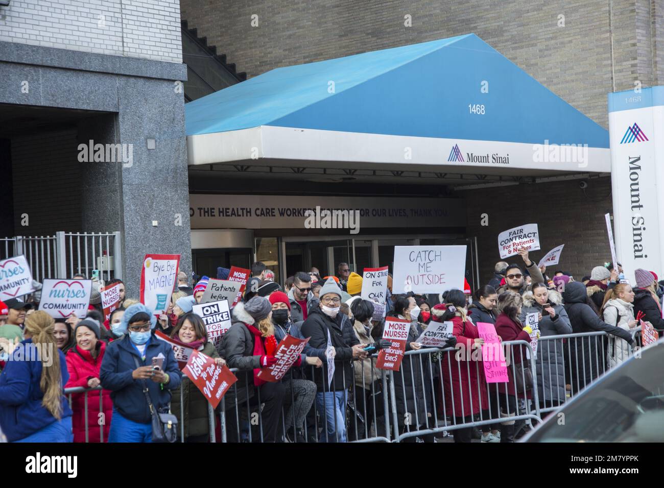 Mehr als 7.000 Krankenschwestern im Mount Sinai Medical Center und im Montefiore Medical Center suchen nach besseren Löhnen und Arbeitsbedingungen. Am Montag, den 9. Januar 2023, schossen Hunderte von auffälligen Krankenschwestern und ihren Unterstützern beide Seiten der Madison Avenue vor dem Mount Sinai Hospital. Sie winkten Zeichen, blähten Hörner und forderten einen Arbeitsvertrag, der mehr Krankenschwestern am Krankenbett für die Patienten erfordern wird. Stockfoto