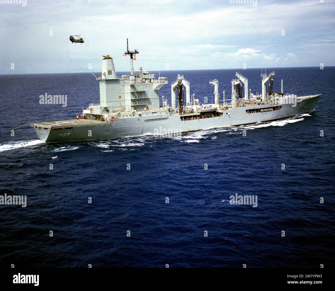 Steuerbordansicht des laufenden Flottenölers USS CIMARRON (AO 177). Basis: APRA-Hafenstaat: Guam (GU) Land: Nördliche Marianen (MNP) Stockfoto