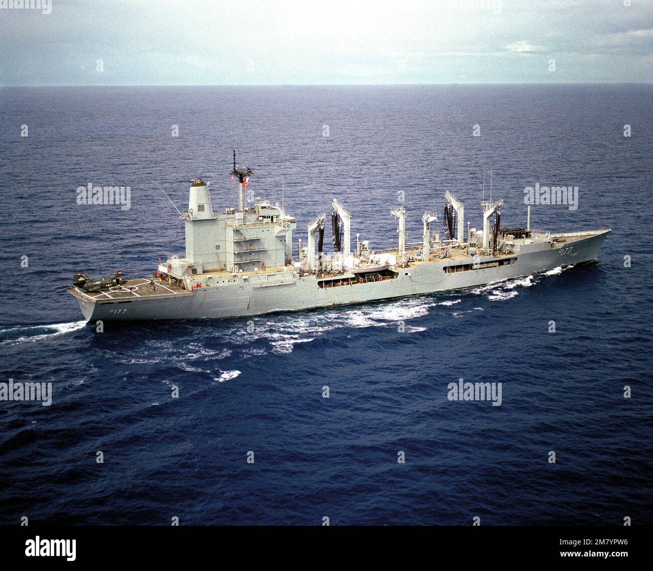 Steuerbordansicht des laufenden Flottenölers USS CIMARRON (AO 177). Basis: APRA-Hafenstaat: Guam (GU) Land: Nördliche Marianen (MNP) Stockfoto