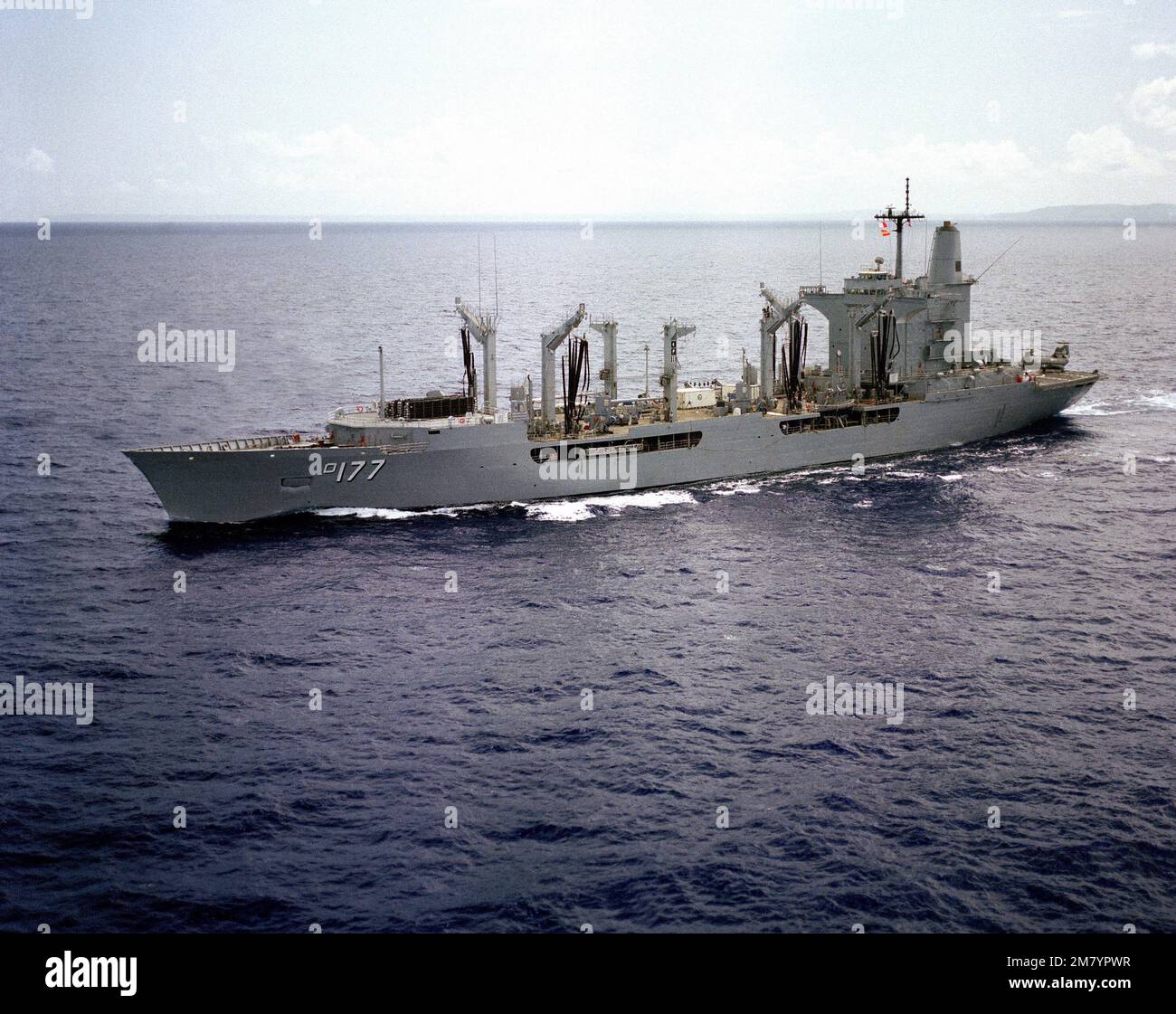 Hafenansicht des Flottenölers USS CIMARRON (AO 177) im Gange. Basis: APRA-Hafenstaat: Guam (GU) Land: Nördliche Marianen (MNP) Stockfoto