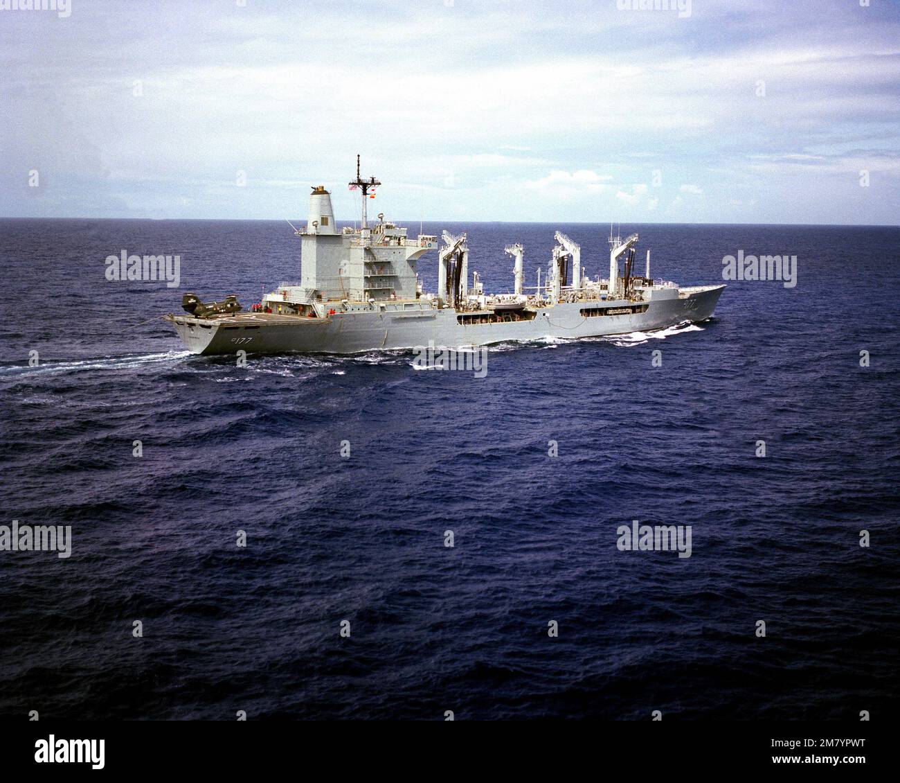 Steuerbordansicht des laufenden Flottenölers USS CIMARRON (AO 177). Basis: APRA-Hafenstaat: Guam (GU) Land: Nördliche Marianen (MNP) Stockfoto