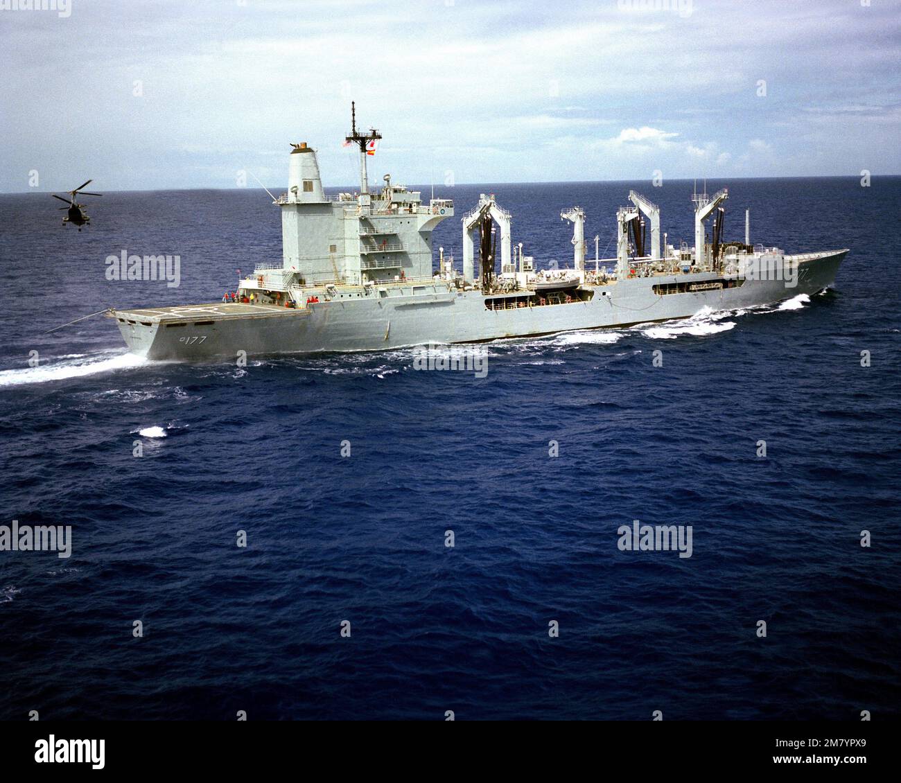 Steuerbordansicht des laufenden Flottenölers USS CIMARRON (AO 177). Basis: APRA-Hafenstaat: Guam (GU) Land: Nördliche Marianen (MNP) Stockfoto