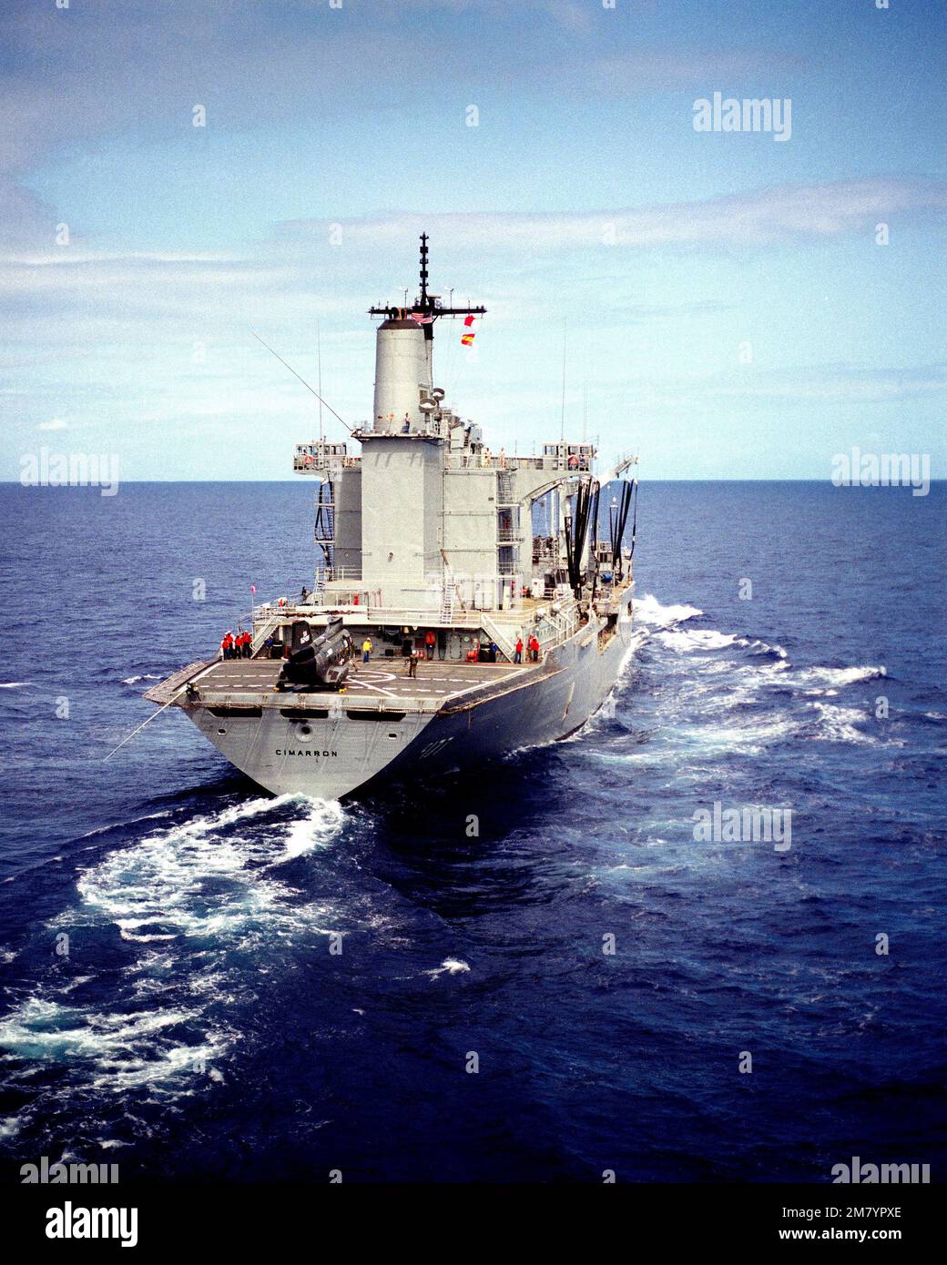 Ein Steuerbord-Viertelblick auf den laufenden Flottenöler USS CIMARRON (AO 177). Basis: APRA-Hafenstaat: Guam (GU) Land: Nördliche Marianen (MNP) Stockfoto