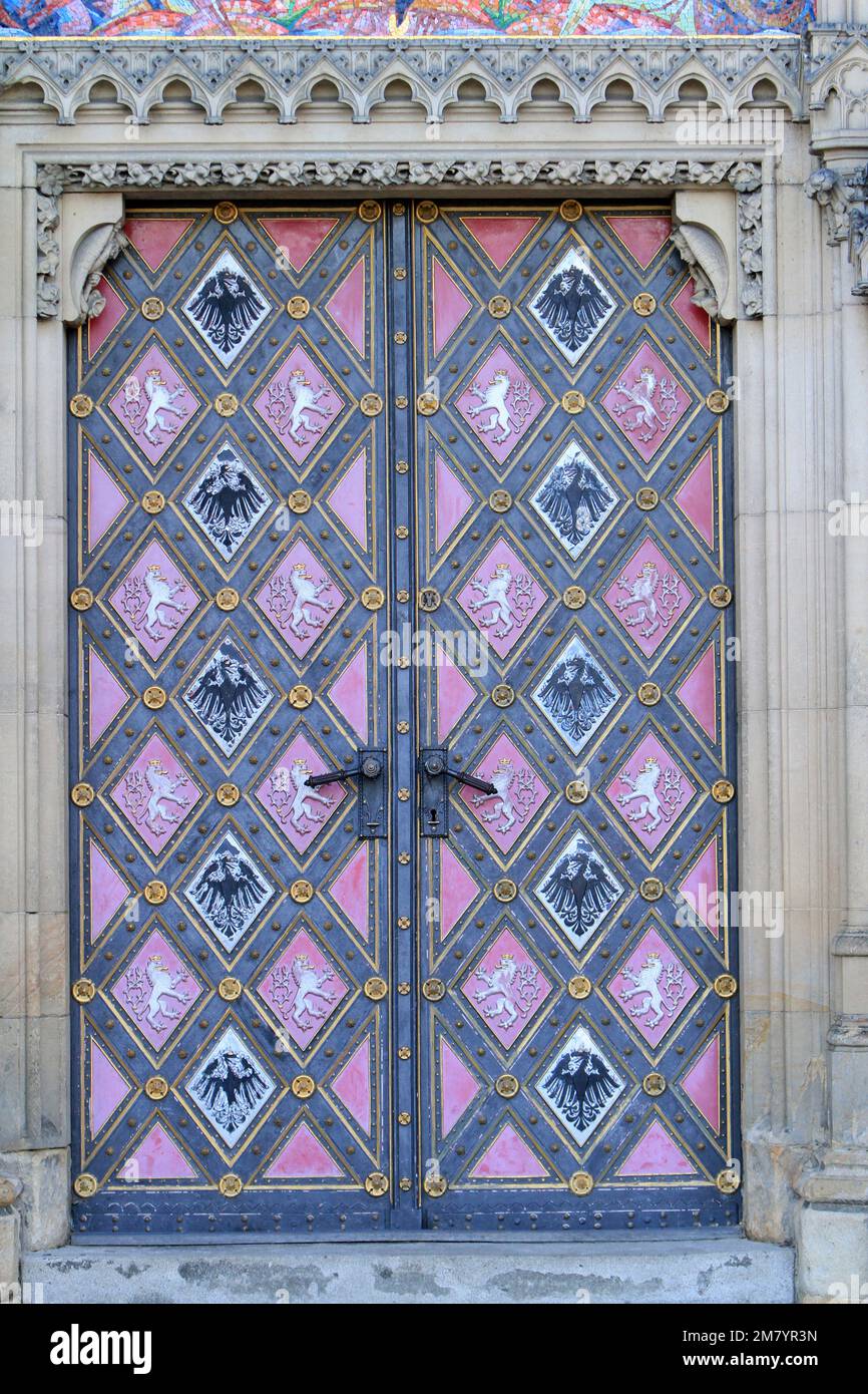 Portail Nord de la Basilique Saint Pierre et Saint Paul (Bazilika svateho Petra a Pavla). Vysehrad. Prag. Tchéquie. Europa. Stockfoto