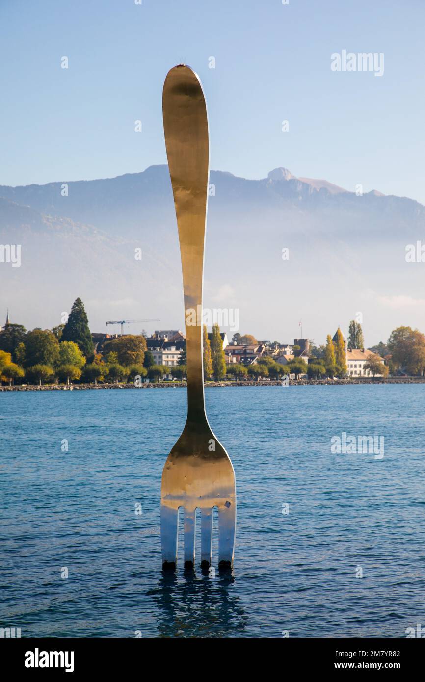 DIE GABEL VON VEVEY IM GENFER SEE, SKULPTUR DES SCHWEIZER KÜNSTLERS JEAN-PIERRE ZAUGG ZUM 10TH. JAHRESTAG DES ALIMENTARIUMS, DIE GABEL, DAS NESTLE MUSEUM, DER GENFER SEE, VEVEY, KANTON VAUD, SCHWEIZ Stockfoto