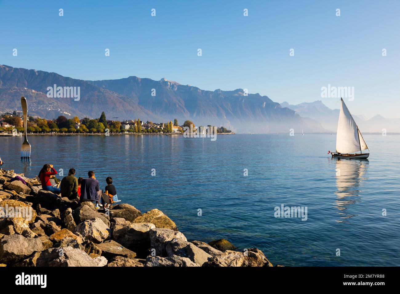 BOOTSFAHRT AUF DEM GENFER SEE MIT DEN KINDERWAGEN UND DER GABEL VON VEVEY, SKULPTUR DES SCHWEIZER KÜNSTLERS JEAN-PIERRE ZAUGG, GENFER SEE, VEVEY, KANTON VAUD, SCHWEIZ Stockfoto
