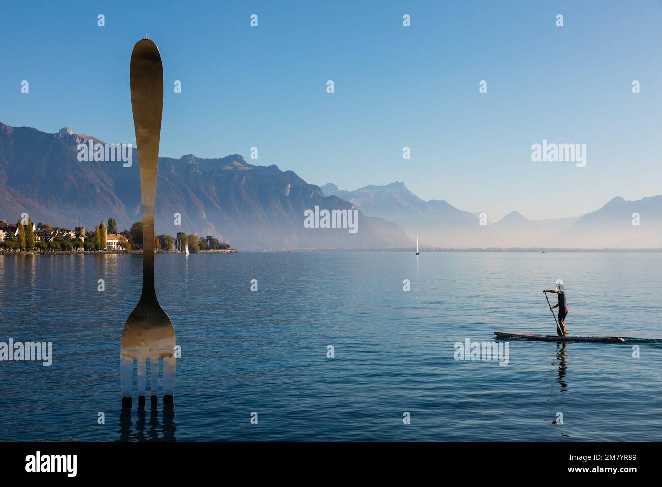 PADDLER IN DER NÄHE DER GABEL VON VEVEY AM GENFER SEE, SKULPTUR DES SCHWEIZER KÜNSTLERS JEAN-PIERRE ZAUGG ZUM 10TH. JAHRESTAG DES ALIMENTARIUMS, DER GABEL, DEM NESTLE MUSEUM, DEM GENFER SEE, VEVEY, KANTON VAUD, SCHWEIZ Stockfoto