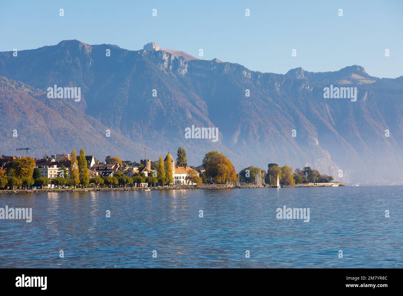 PADDLER IN DER NÄHE DER GABELUNG VON VEVEY AM GENFER SEE, SKULPTUR DES SCHWEIZER KÜNSTLERS JEAN-PIERRE ZAUGG ZUM 10TH. JAHRESTAG DES ALIMENTARIUMS, DIE GABEL, DAS NESTLE MUSEUM, ABSEITS, GENFER SEE, VEVEY, KANTON VAUD, SCHWEIZ Stockfoto