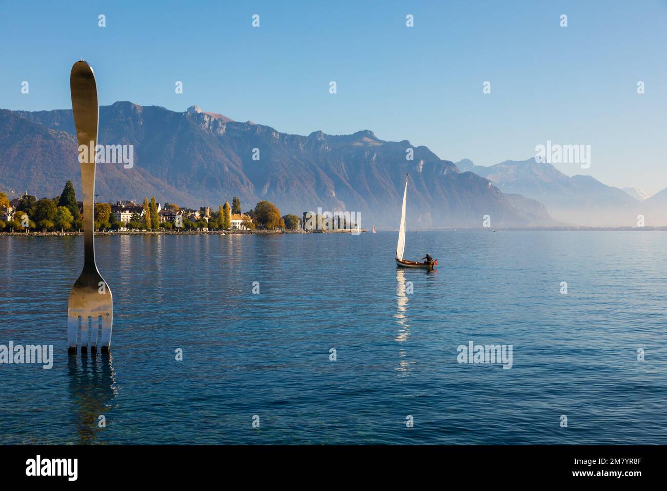 SEGELN IN DER NÄHE DER GABELUNG VON VEVEY AM GENFER SEE, SKULPTUR DES SCHWEIZER KÜNSTLERS JEAN-PIERRE ZAUGG ZUM 10TH. JAHRESTAG DES ALIMENTARIUMS, DIE GABELUNG, DAS NESTLE MUSEUM, ABENTEUERLICH, GENFER SEE, VEVEY, KANTON VAUD, SCHWEIZ Stockfoto