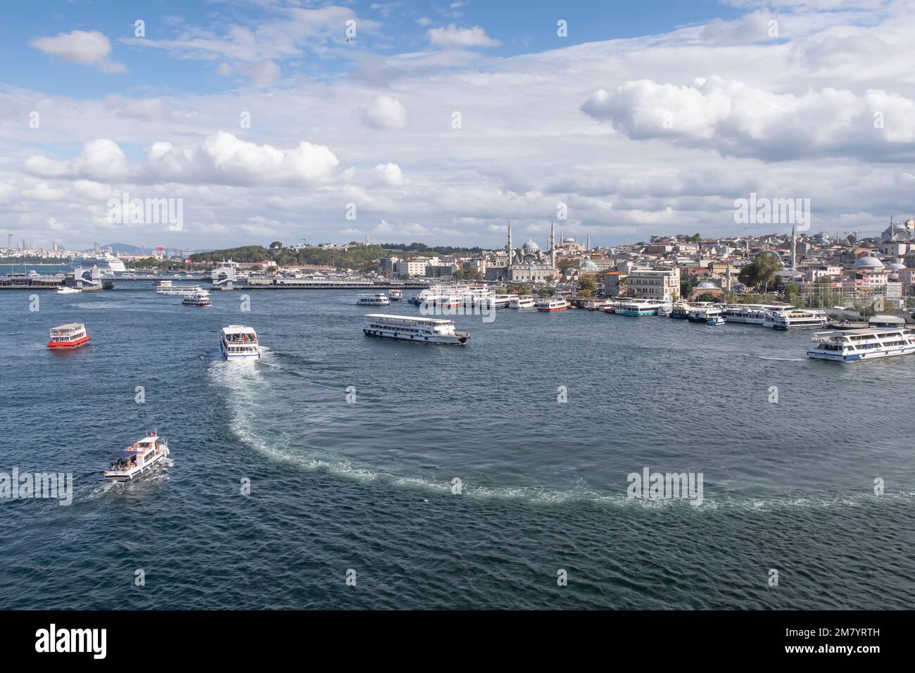 Ein Blick aus der Vogelperspektive auf weiße Boote, die im Meer in Istanbul, Türkei, segeln Stockfoto