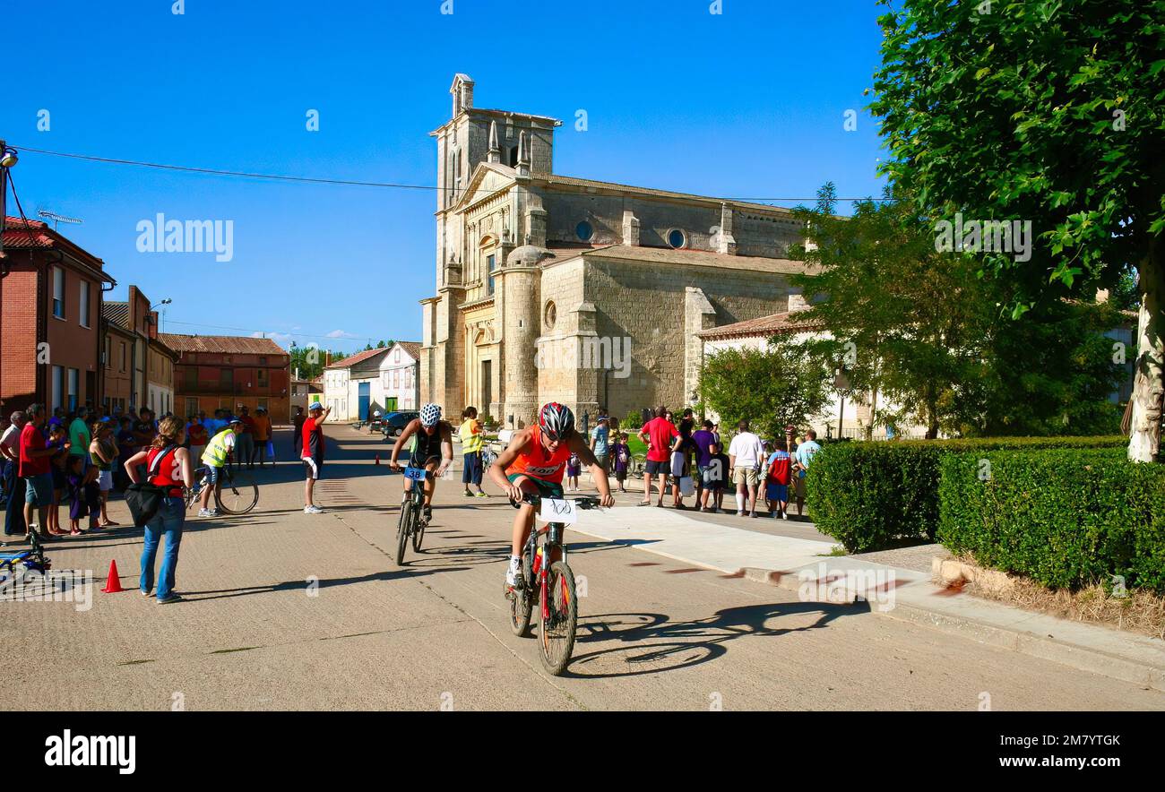 Die Radtour des Triathlons vorbei an der Iglesia de Nuestra Senora de la Asuncion Lantadilla Palencia Castile und Leon Spain Stockfoto