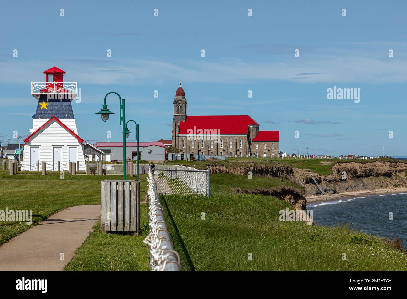 Holz- UND LEUCHTTURM ARCADIAN FARBEN UND DER KATHOLISCHEN KIRCHE DER HEILIGEN Apostel Simon und Judas Thaddäus, Grande Anse, NEW BRUNSWICK, KANADA, NORDAMERIKA Stockfoto